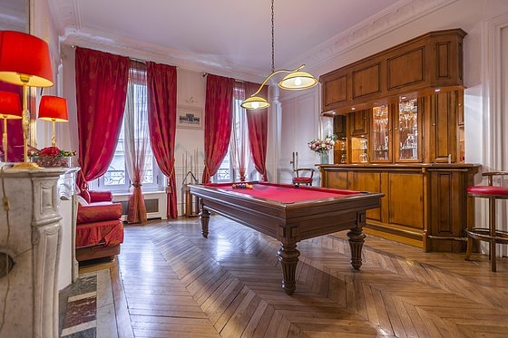 Très belle salle de jeu avec du parquet au sol