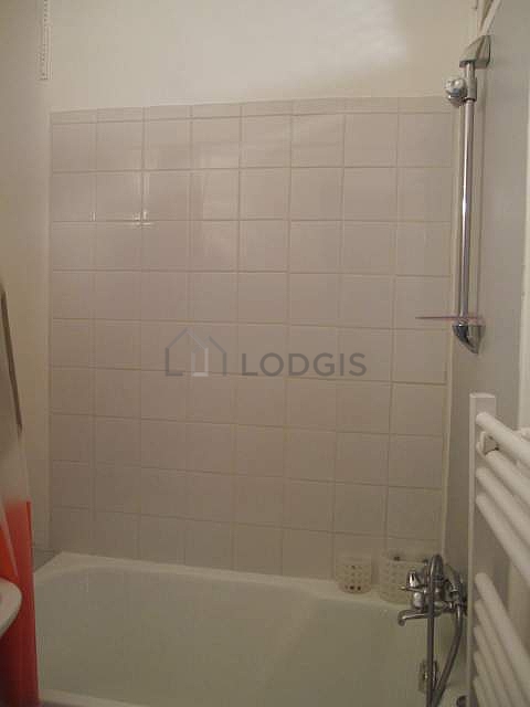 Bathroom equipped with bath towels