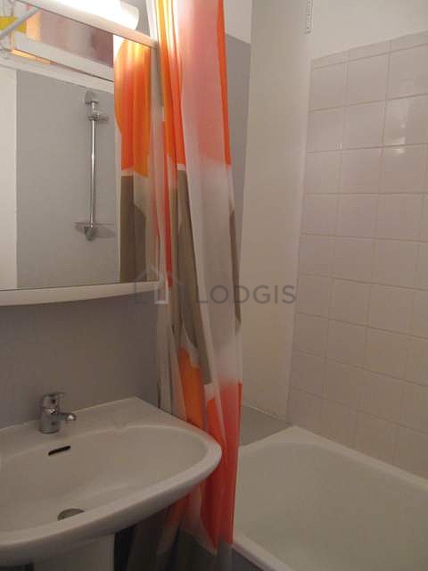 Salle de bain avec du carrelage au sol