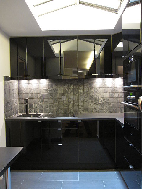 Cuisine équipée de plaques de cuisson, réfrigerateur, hotte, vaisselle