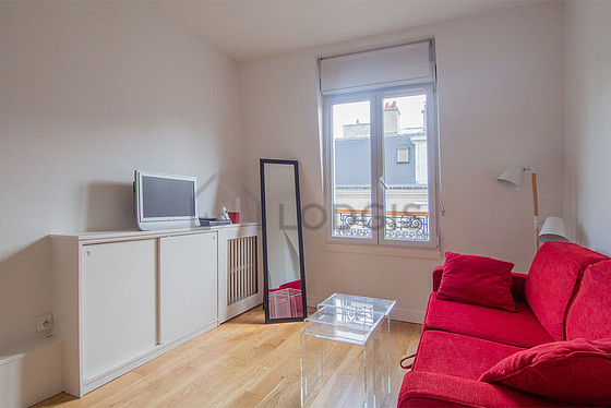 Salon avec du parquet au sol