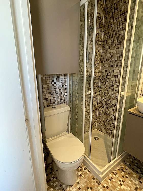 Agréable salle de bain avec du carrelage au sol
