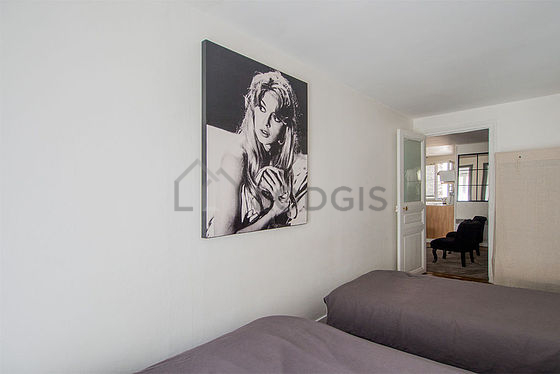 Bright bedroom equipped with desk, wardrobe, 1 chair(s)
