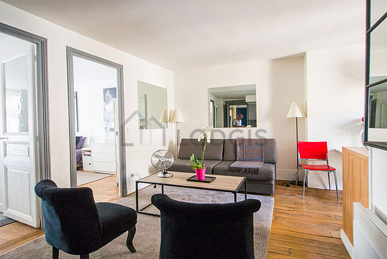 Séjour très calme équipé de télé, chaine hifi, 2 fauteuil(s), 3 chaise(s)