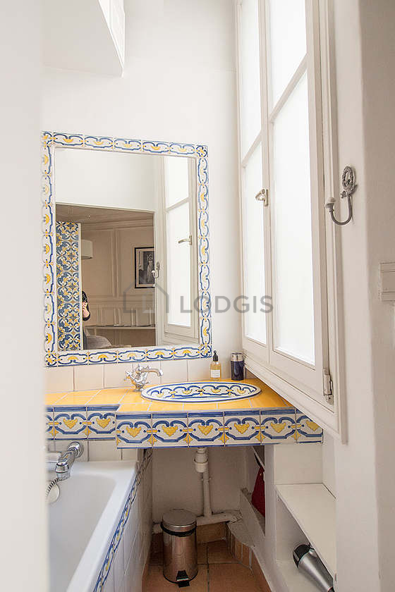 Bathroom equipped with washing machine, dryer, bath towels