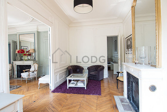 Très beau bureau avec du parquet au sol, équipé de 3 fauteuil(s)