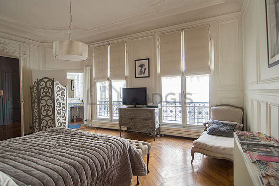 Chambre lumineuse équipée de télé, 1 fauteuil(s), table de chevet