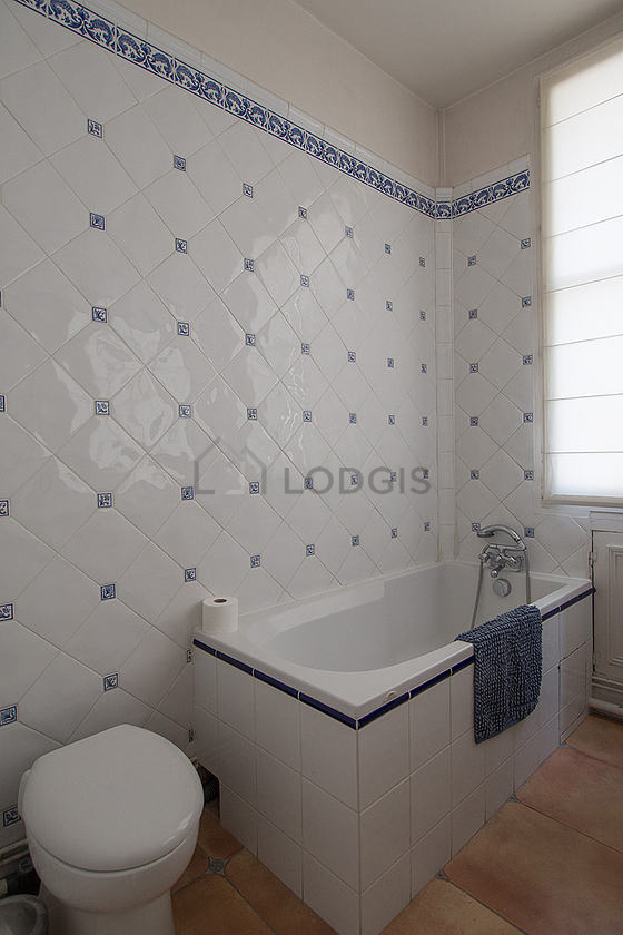 Salle de bain équipée de serviettes de bain