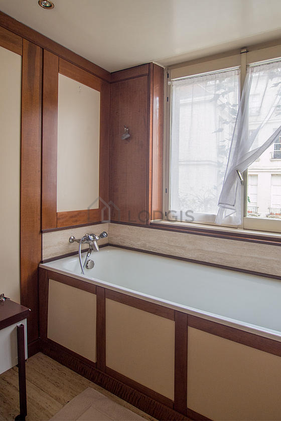 Bathroom equipped with bath towels