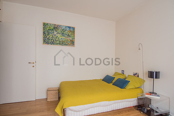 Chambre avec fenêtres double vitrage donnant sur jardin