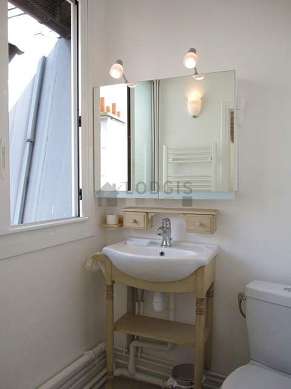 Beautiful and very bright bathroom with windows and with tilefloor