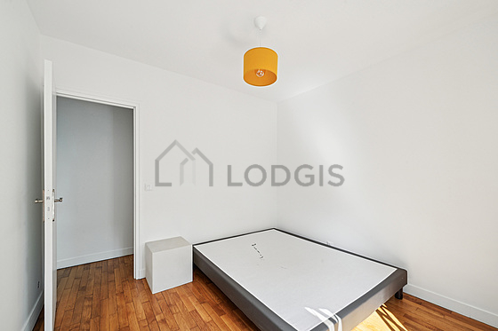 Chambre avec fenêtres double vitrage donnant sur jardin