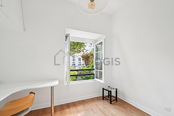 Chambre avec du parquet au sol