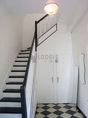 Beautiful entrance with tilefloor and equipped with washing machine, dryer