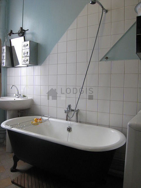 Salle de bain équipée de lave linge, serviettes de bain