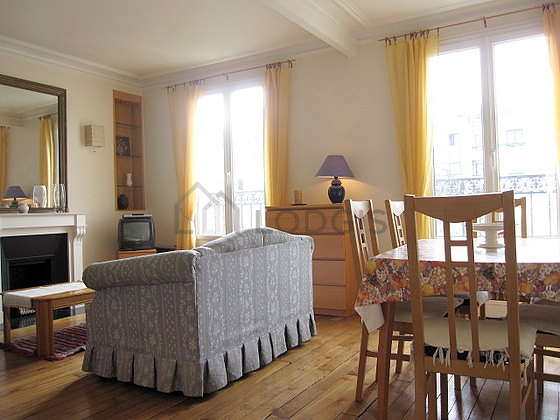 Living room furnished with tv, hi-fi stereo, storage space, 6 chair(s)
