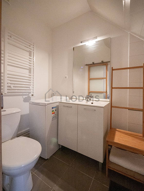 Belle salle de bain avec du carrelage au sol