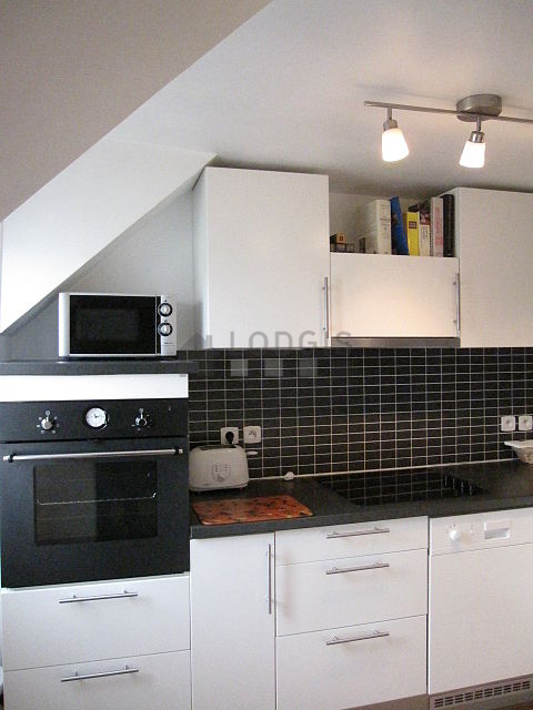 Cuisine équipée de lave vaisselle, plaques de cuisson, réfrigerateur, freezer