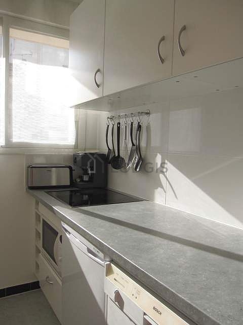 Belle cuisine avec du linoleum au sol