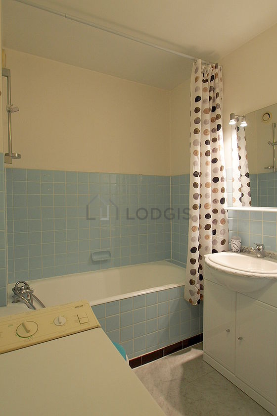 Belle salle de bain avec du linoleum au sol