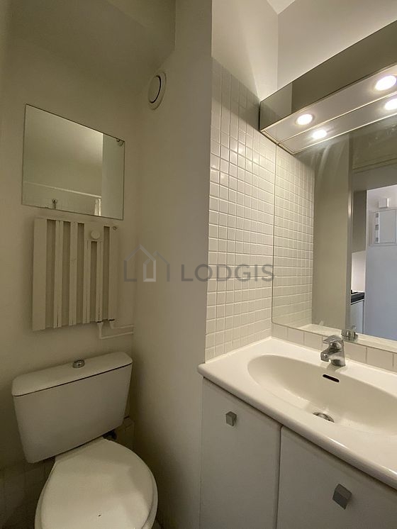 Belle salle de bain claire avec du carrelage au sol