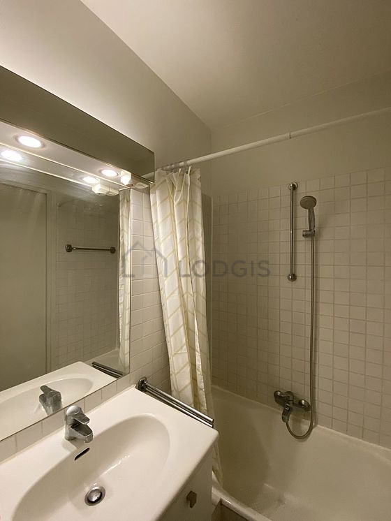 Salle de bain équipée de serviettes de bain