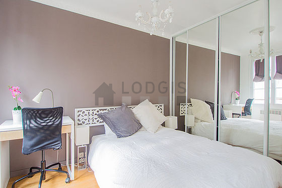 Chambre avec du parquet au sol