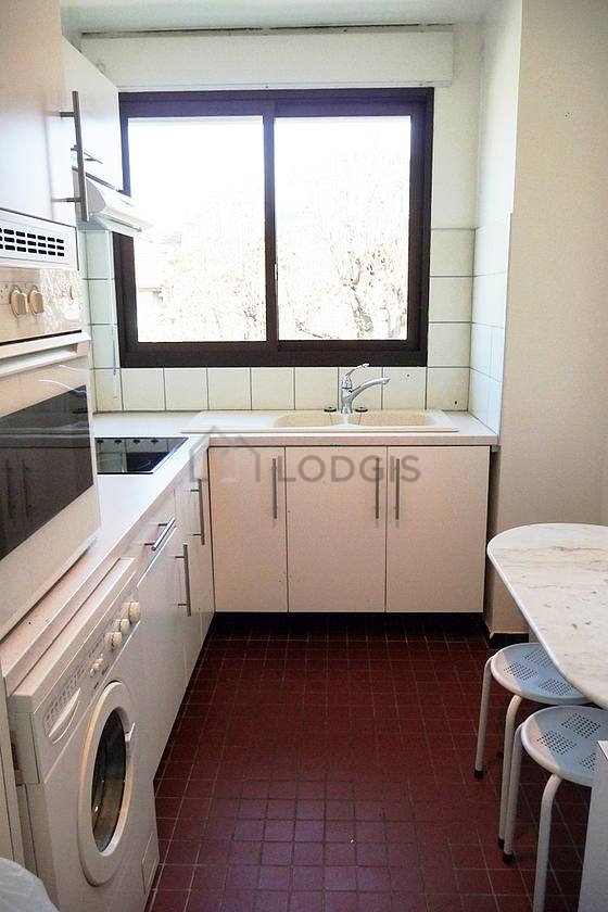 Belle cuisine de 7m² avec du carrelage au sol