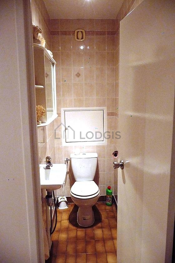 Toilettes indépendantes de la salle d'eau