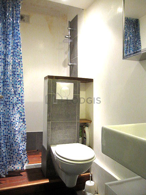 Salle de bain équipée de serviettes de bain