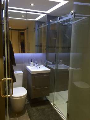 Salle de bain claire avec fenêtres et du carrelageau sol