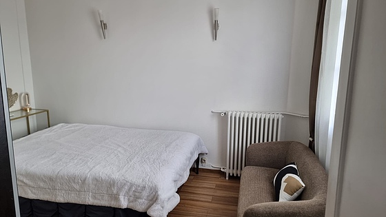 Chambre avec fenêtres double vitrage donnant sur rue