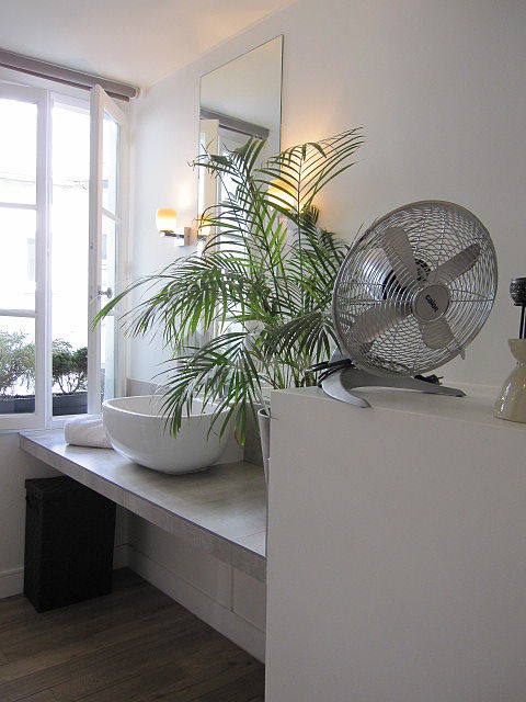 Salle de bain équipée de serviettes de bain