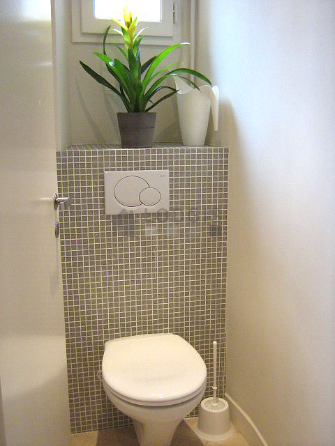 Toilettes indépendantes de la salle d'eau
