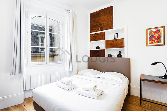 Chambre avec du parquet au sol