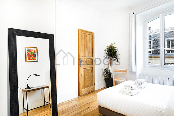Chambre avec fenêtres double vitrage donnant sur rue