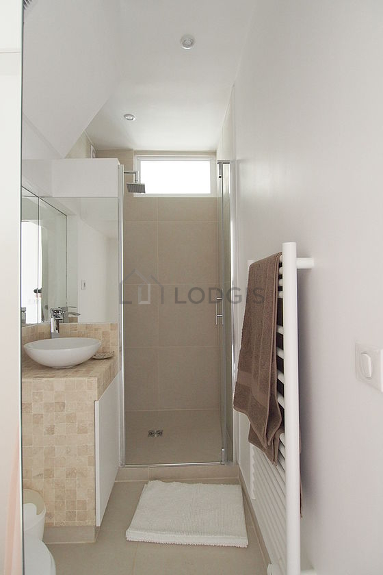 Salle de bain équipée de serviettes de bain