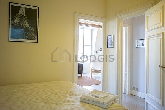 Chambre avec du parquet au sol
