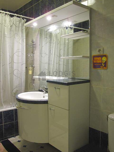 Belle salle de bain avec du carrelage au sol